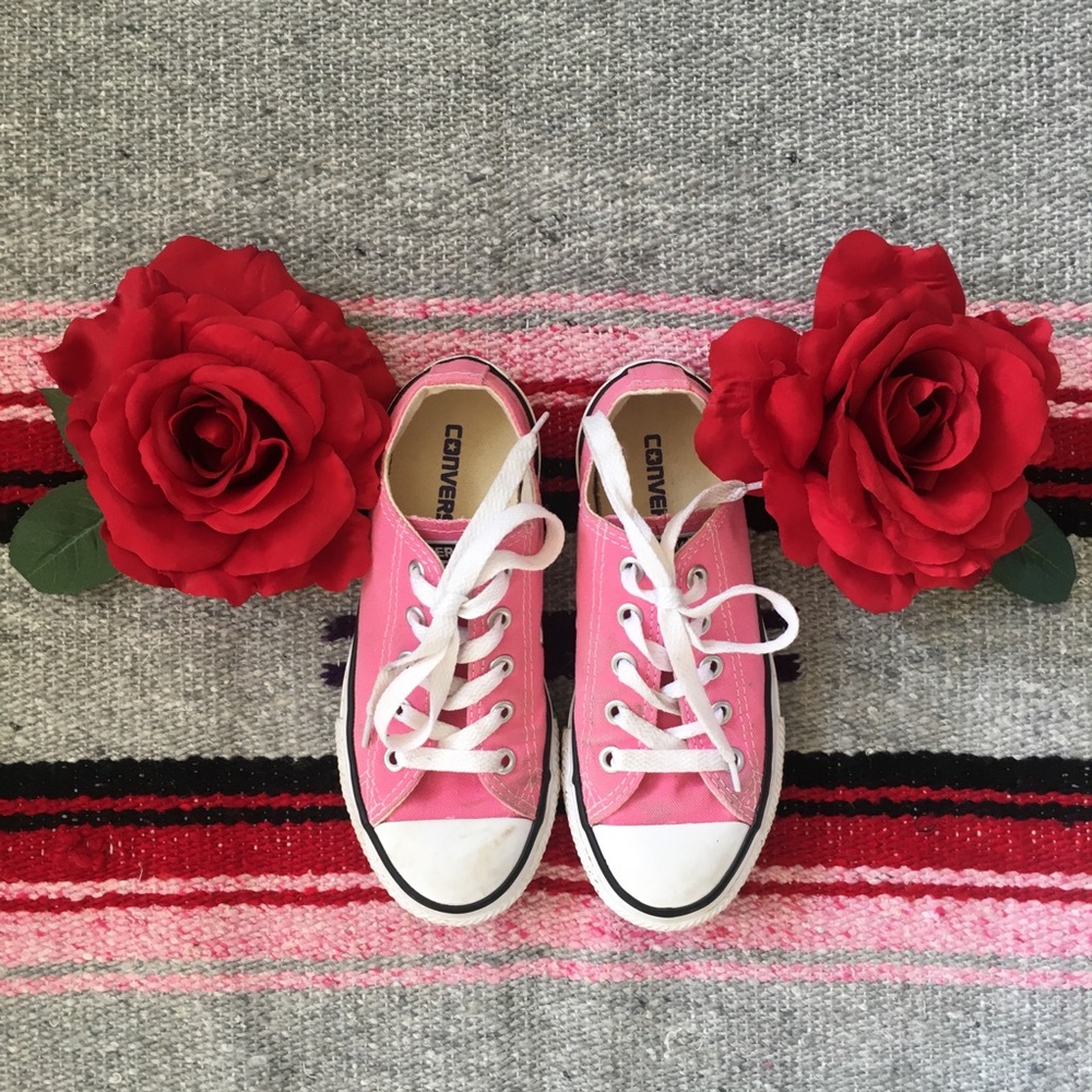 CONVERSE | PINK LOW TOP CHUCK TAYLORS 12